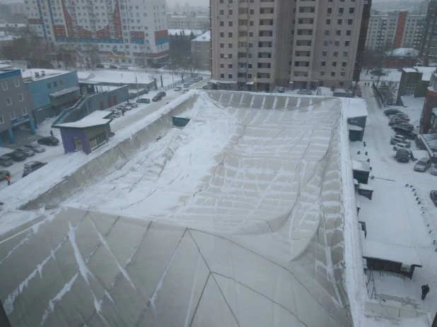 В центре Барнаула крыша спортивного комплекса прогнулась под снегом.