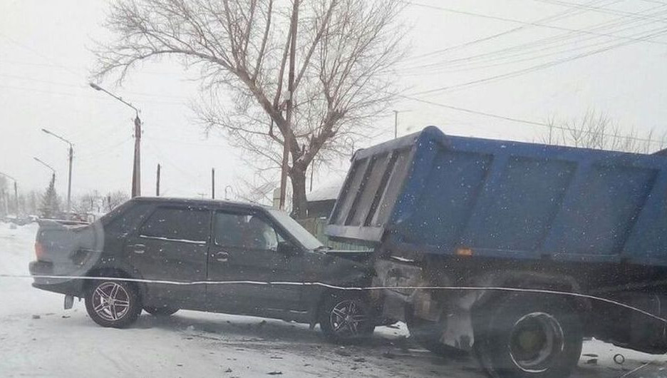 В Алтайском крае легковушка врезалась в грузовик.