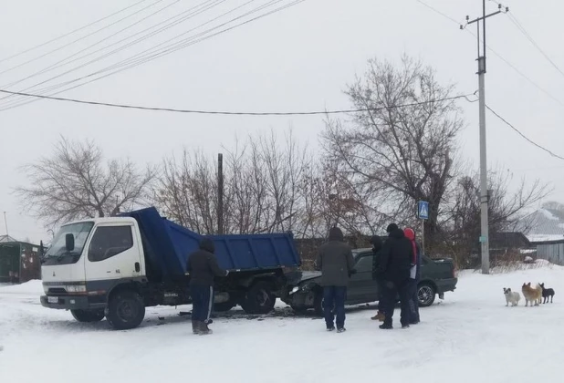 В Алтайском крае легковушка врезалась в грузовик.