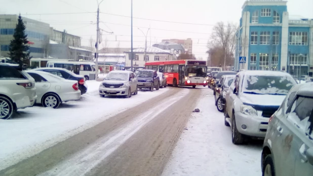 В Барнауле из-за запаркованных у концертного зала "Сибирь" машин автобусы с трудом пробираются по улице Пушкина. 18 января 2018 года.