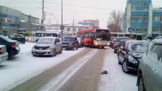 В Барнауле из-за запаркованных у концертного зала "Сибирь" машин автобусы с трудом пробираются по улице Пушкина. 18 января 2018 года.