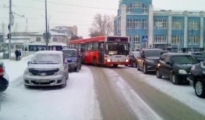 В Барнауле из-за запаркованных у концертного зала "Сибирь" машин автобусы с трудом пробираются по улице Пушкина. 18 января 2018 года.