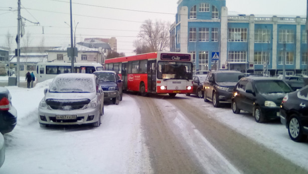 В Барнауле из-за запаркованных у концертного зала "Сибирь" машин автобусы с трудом пробираются по улице Пушкина. 18 января 2018 года.