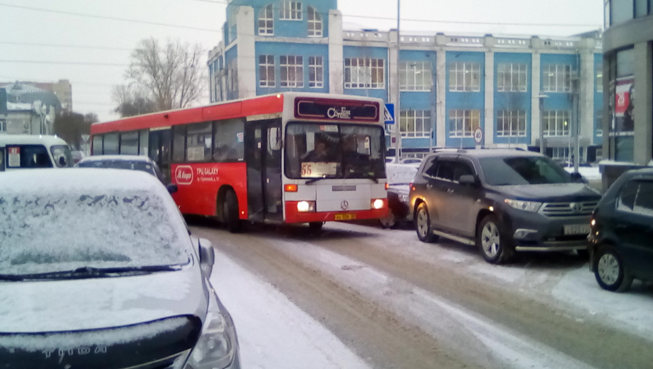 В Барнауле из-за запаркованных у концертного зала "Сибирь" машин автобусы с трудом пробираются по улице Пушкина. 18 января 2018 года.