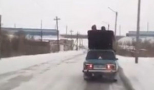 Алтайские экстремалы закрепили диван на крыше машины и катались по городу.