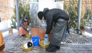 Барнаульцы набирают воду в храмах.