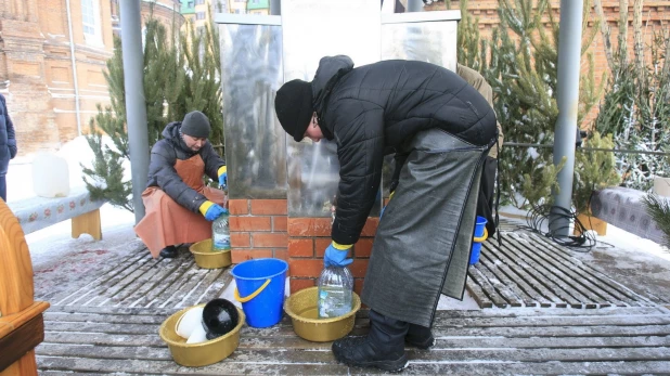 Барнаульцы набирают воду в храмах.