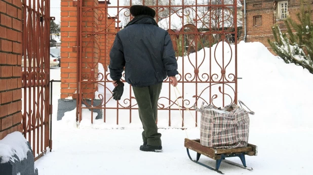 Барнаульцы набирают воду в храмах.