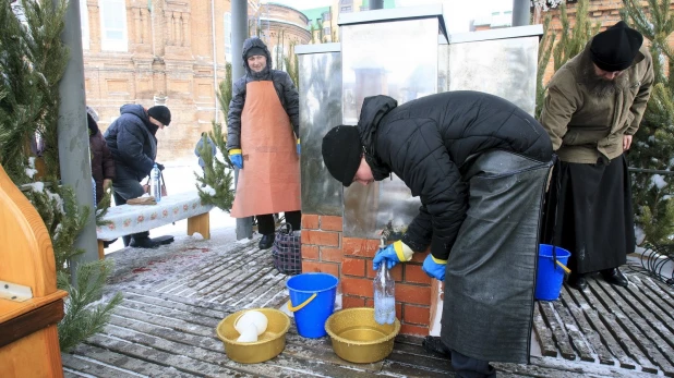 Барнаульцы набирают воду в храмах.