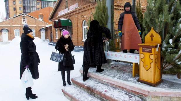 Барнаульцы набирают воду в храмах.