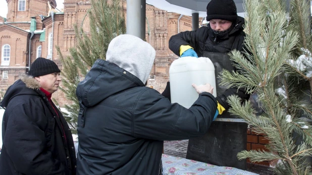 Барнаульцы набирают воду в храмах.