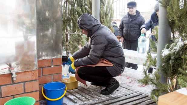 Барнаульцы набирают воду в храмах.