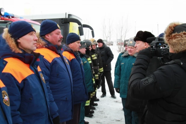 Александр Карлин провел на берегу Оби совещание и проинспектировал новую технику спасателей. 18 января 2018 года.