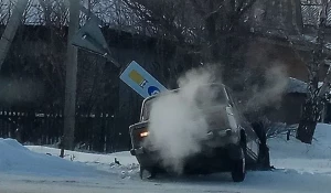 В Алтайском крае легковушка на скорости влетела в дорожный знак.