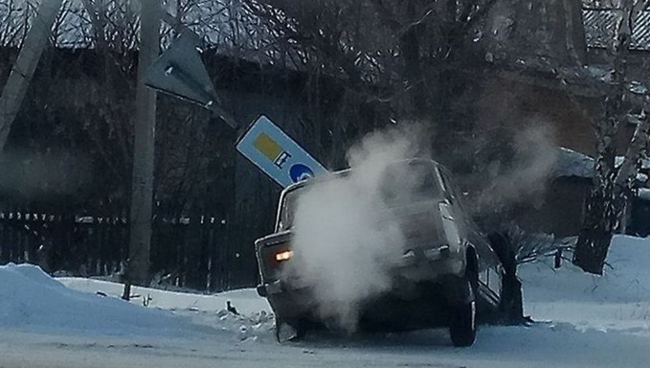 В Алтайском крае легковушка на скорости влетела в дорожный знак.