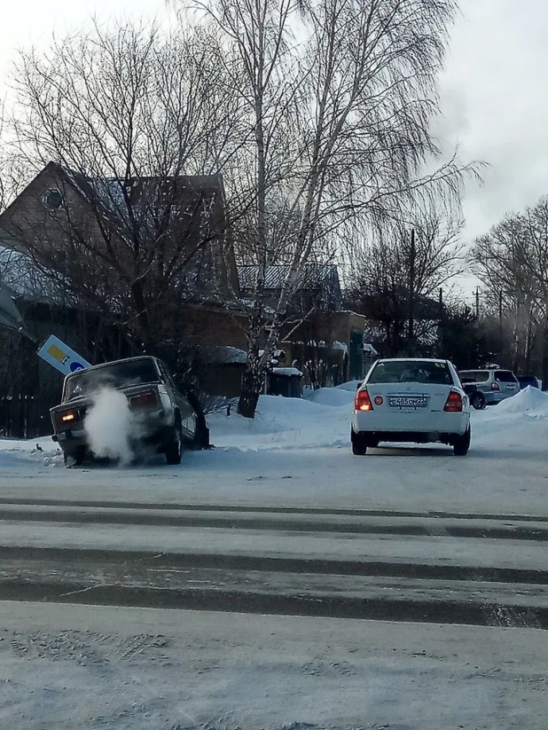 В Алтайском крае легковушка на скорости влетела в дорожный знак.