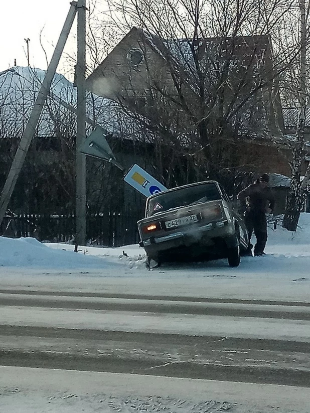 В Алтайском крае легковушка на скорости влетела в дорожный знак.