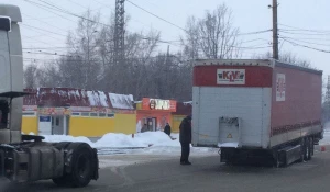 В Барнауле у фуры во время движения оторвался прицеп.