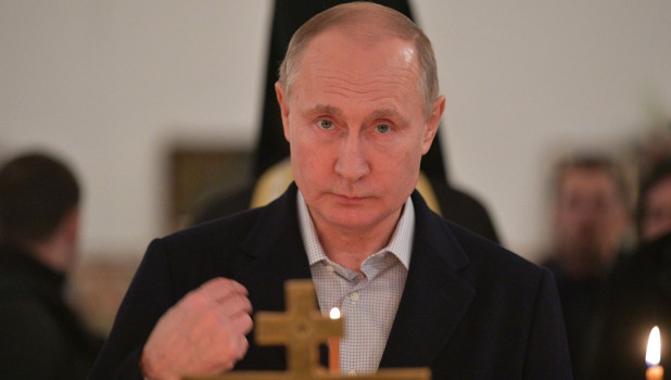 Владимир Путин поучаствовал в крещенских купаниях на озере Селигер.