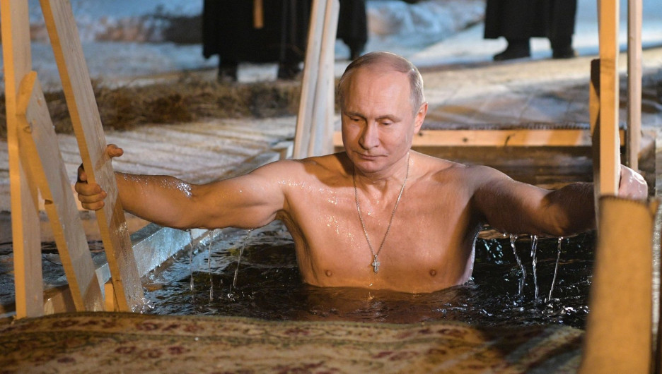 Владимир Путин поучаствовал в крещенских купаниях на озере Селигер.