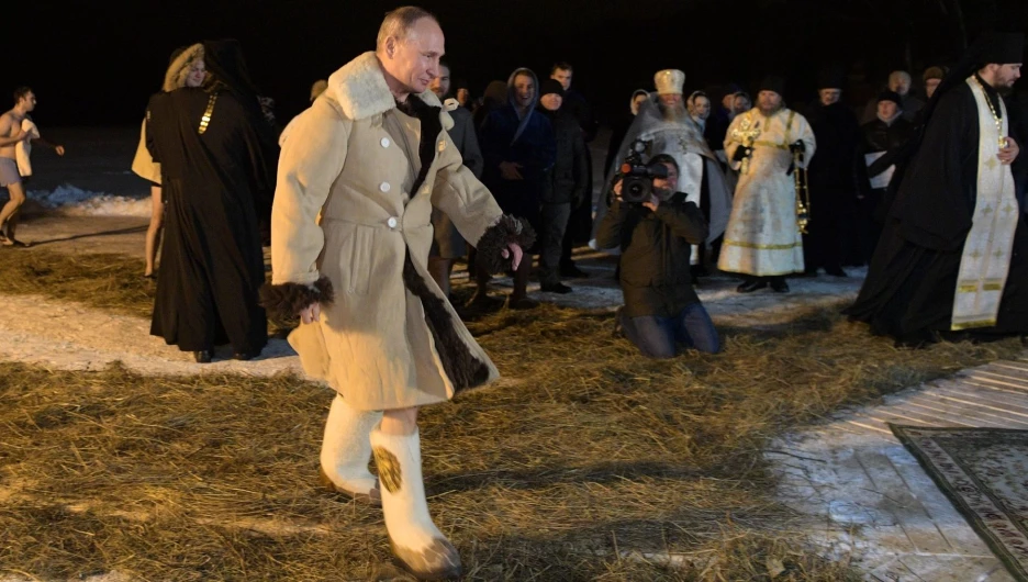 Владимир Путин поучаствовал в крещенских купаниях на озере Селигер.