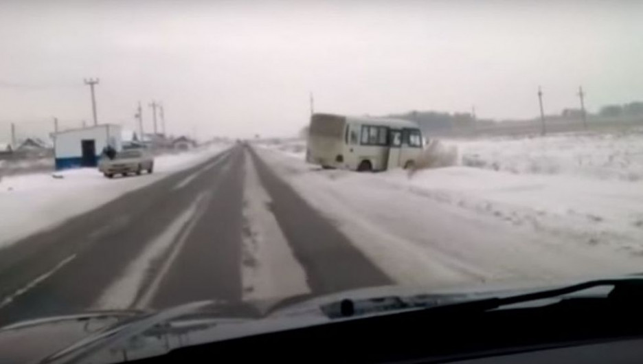 В Барнауле пассажирский автобус слетел в кювет.