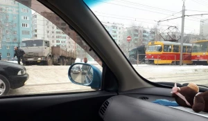 В Барнауле КамАЗ застрял на путях, образовалась пробка.