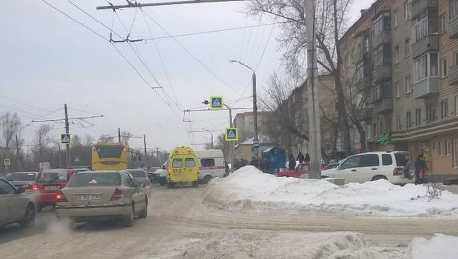 В Барнауле водитель сбил девушку.