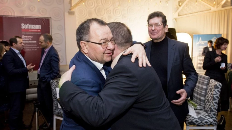 Объятия.