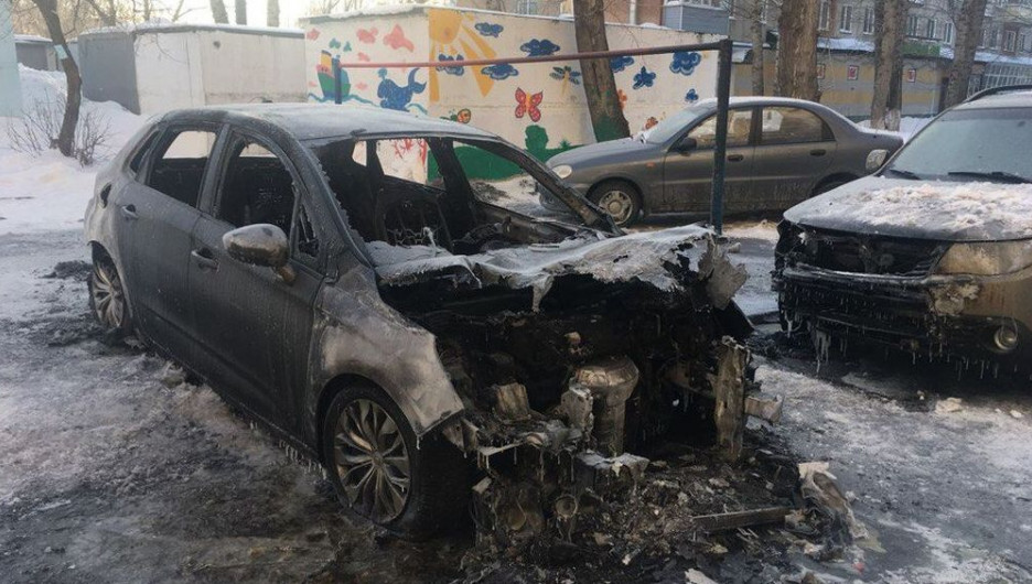 Утром в Барнауле полностью сгорел автомобиль Citroen.