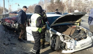 В Барнауле в жестком столкновении Toyota и BMW пострадали два человека.