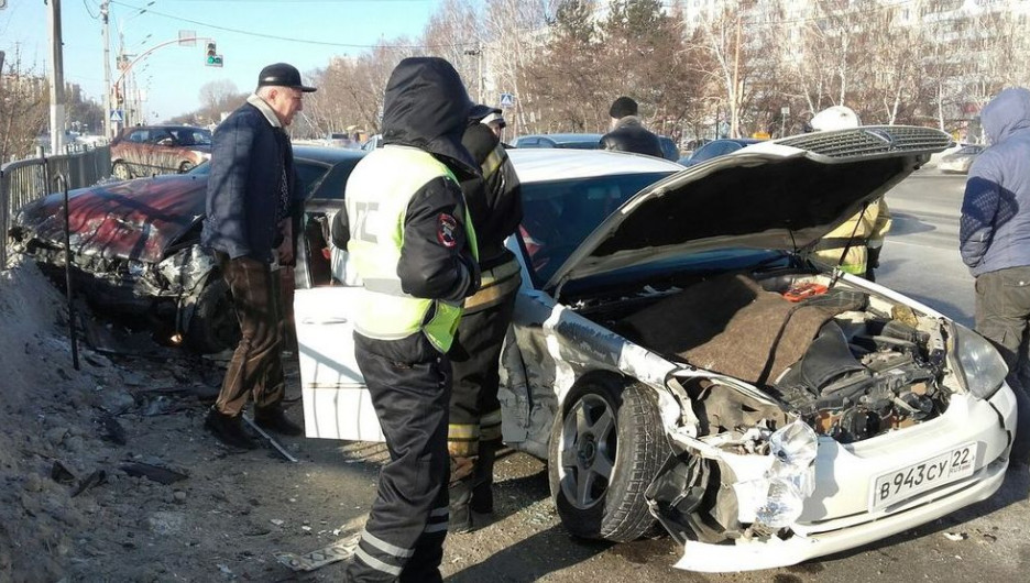 В Барнауле в жестком столкновении Toyota и BMW пострадали два человека.