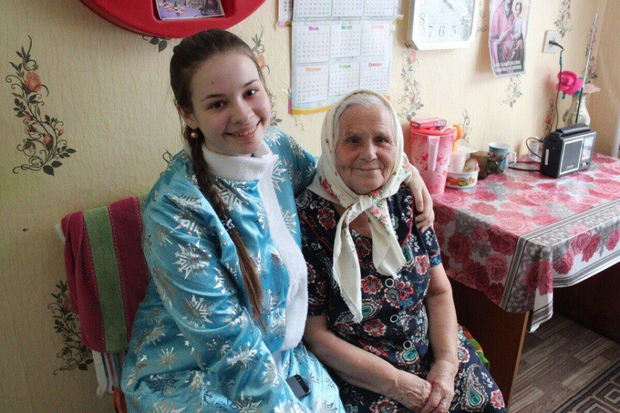 Алтайские волонтеры собрали подарки одиноким старикам.