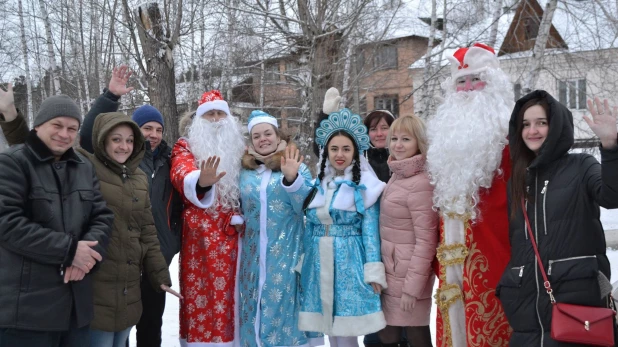 Алтайские волонтеры собрали подарки одиноким старикам.