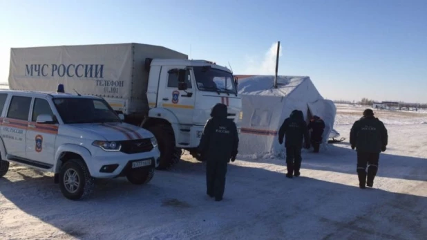 На Алтае в морозы МЧС развернуло мобильный пункт обогрева на трассе А-322.