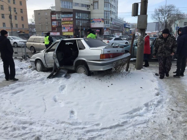 В Барнауле в жестком столкновении трех автомобилей пострадал пассажир.