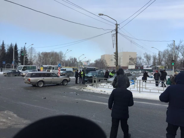 В Барнауле в жестком столкновении трех автомобилей пострадал пассажир.