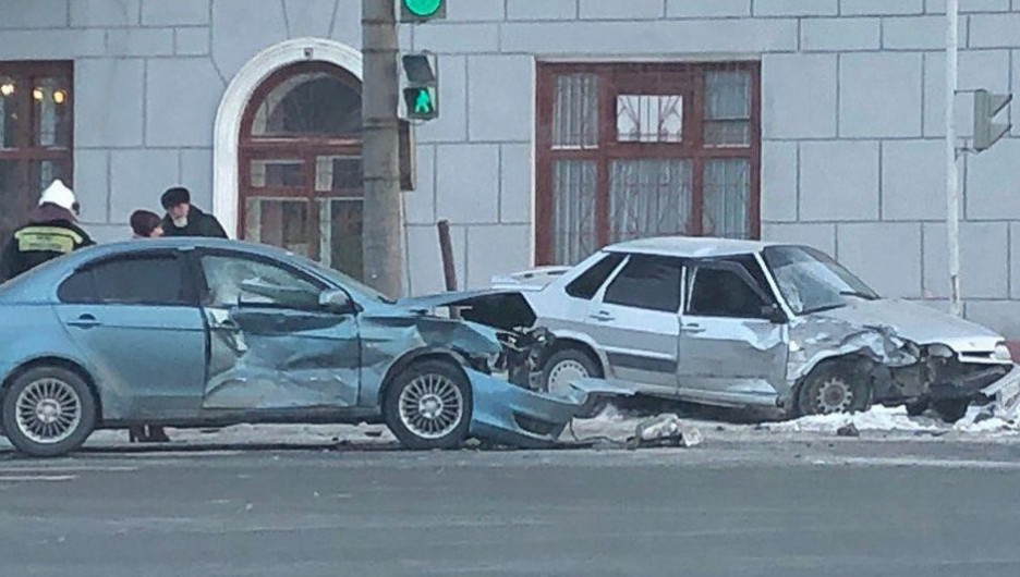 В Барнауле в жестком столкновении трех автомобилей пострадал пассажир.