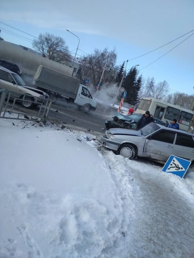 В Барнауле в жестком столкновении трех автомобилей пострадал пассажир.