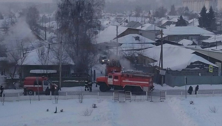 В Барнауле при пожаре в частном доме погиб один человек.