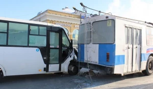 ДТП в Барнауле. Маршрутка врезалась в троллейбус. 24 января 2018 года.