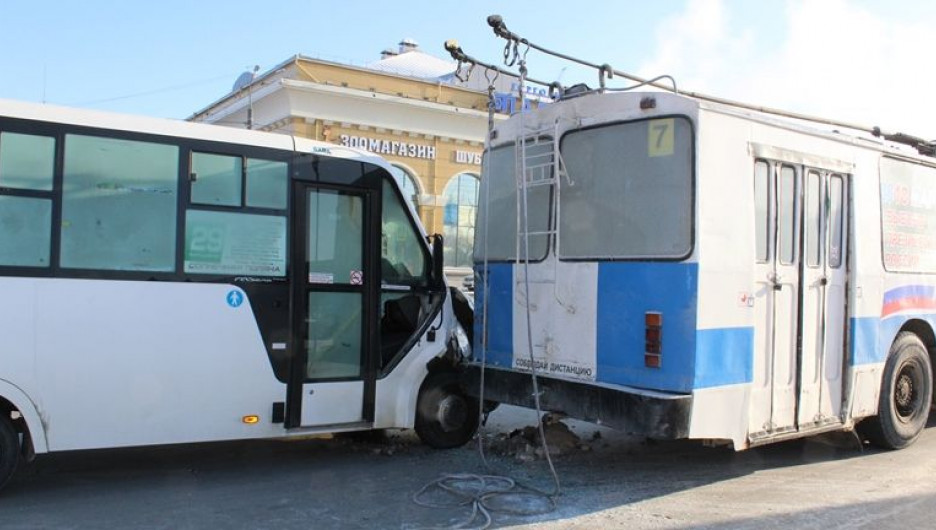 ДТП в Барнауле. Маршрутка врезалась в троллейбус. 24 января 2018 года.