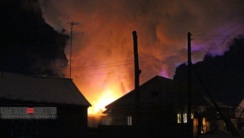 В Камне-на-Оби мужчина погиб при сильном пожаре в частном доме