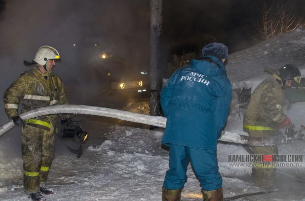 В Камне-на-Оби мужчина погиб при сильном пожаре в частном доме