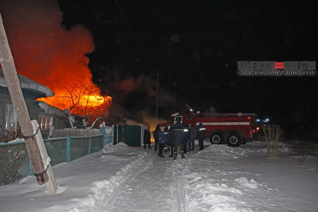 В Камне-на-Оби мужчина погиб при сильном пожаре в частном доме