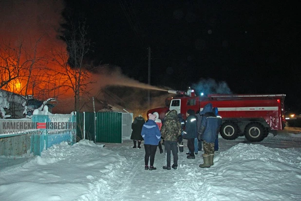 В Камне-на-Оби мужчина погиб при сильном пожаре в частном доме