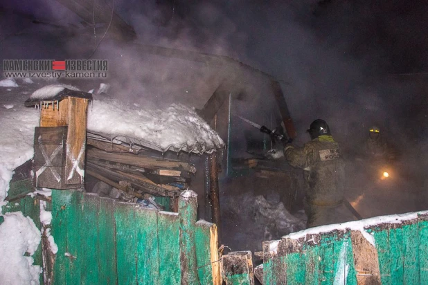 В Камне-на-Оби мужчина погиб при сильном пожаре в частном доме