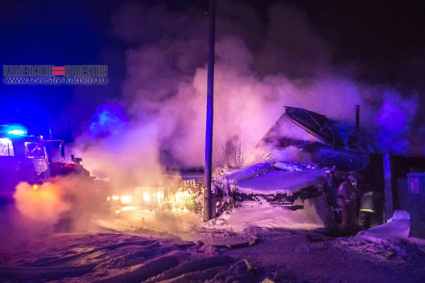 В Камне-на-Оби мужчина погиб при сильном пожаре в частном доме