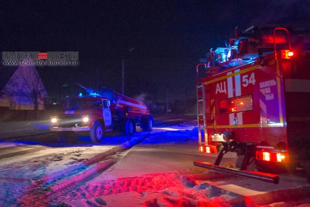 В Камне-на-Оби мужчина погиб при сильном пожаре в частном доме