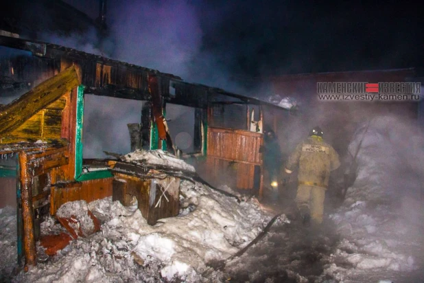 В Камне-на-Оби мужчина погиб при сильном пожаре в частном доме